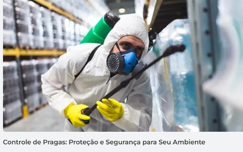 Profissional realizando serviço de controle de pragas
