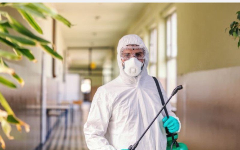 Profissional preparado para sanitização de ambientes